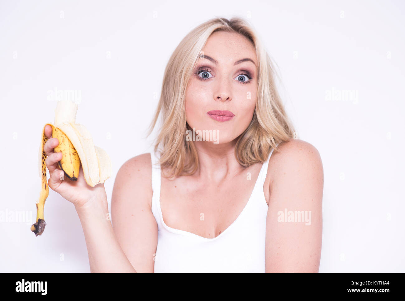 Très jolie jeune femme manger une banane Photo Stock - Alamy