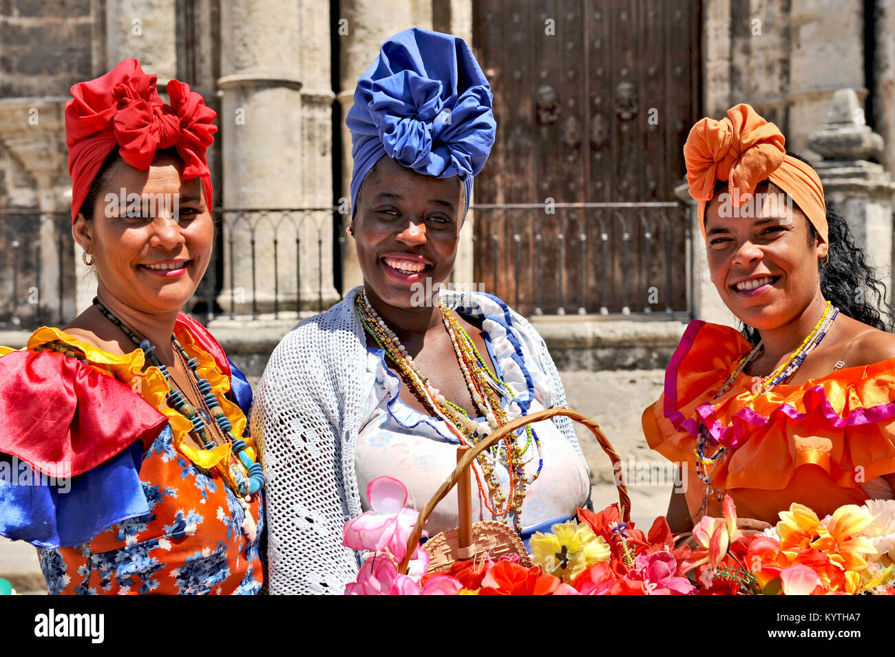 La HAVANE, CUBA, le 6 mai 2009. Trois femmes cubaines posant en vêtements traditionnels dans la vieille Havane, Cuba, le 6 mai 2009. Banque D'Images