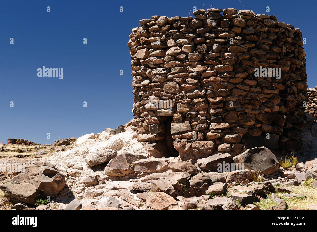 Pérou, tours funéraires (Chullpas) dans archaelolgical complexe de Sillustani près de Puno Banque D'Images