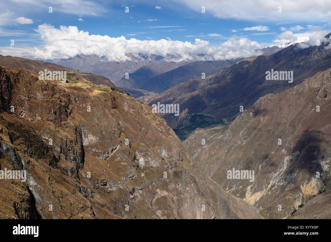 Le Pérou, le canyon de Colca. secend wolds plus profond canyon à 3191m. Vue sur le canyon de la route vers le village de Pinchollo geyser Banque D'Images