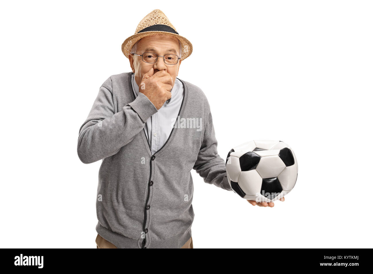 Homme mature avec un football dégonflé tenant sa main sur sa bouche et rire isolé sur fond blanc Banque D'Images