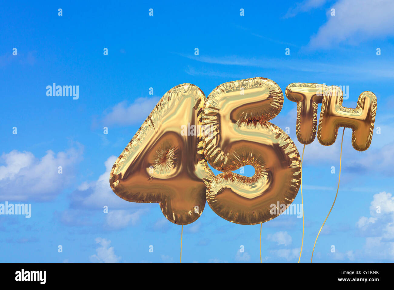 Nombre d'or aluminium 45 anniversaire ballon contre le bleu de ciel d'été. Parti d'or célébration. Le Rendu 3D Banque D'Images