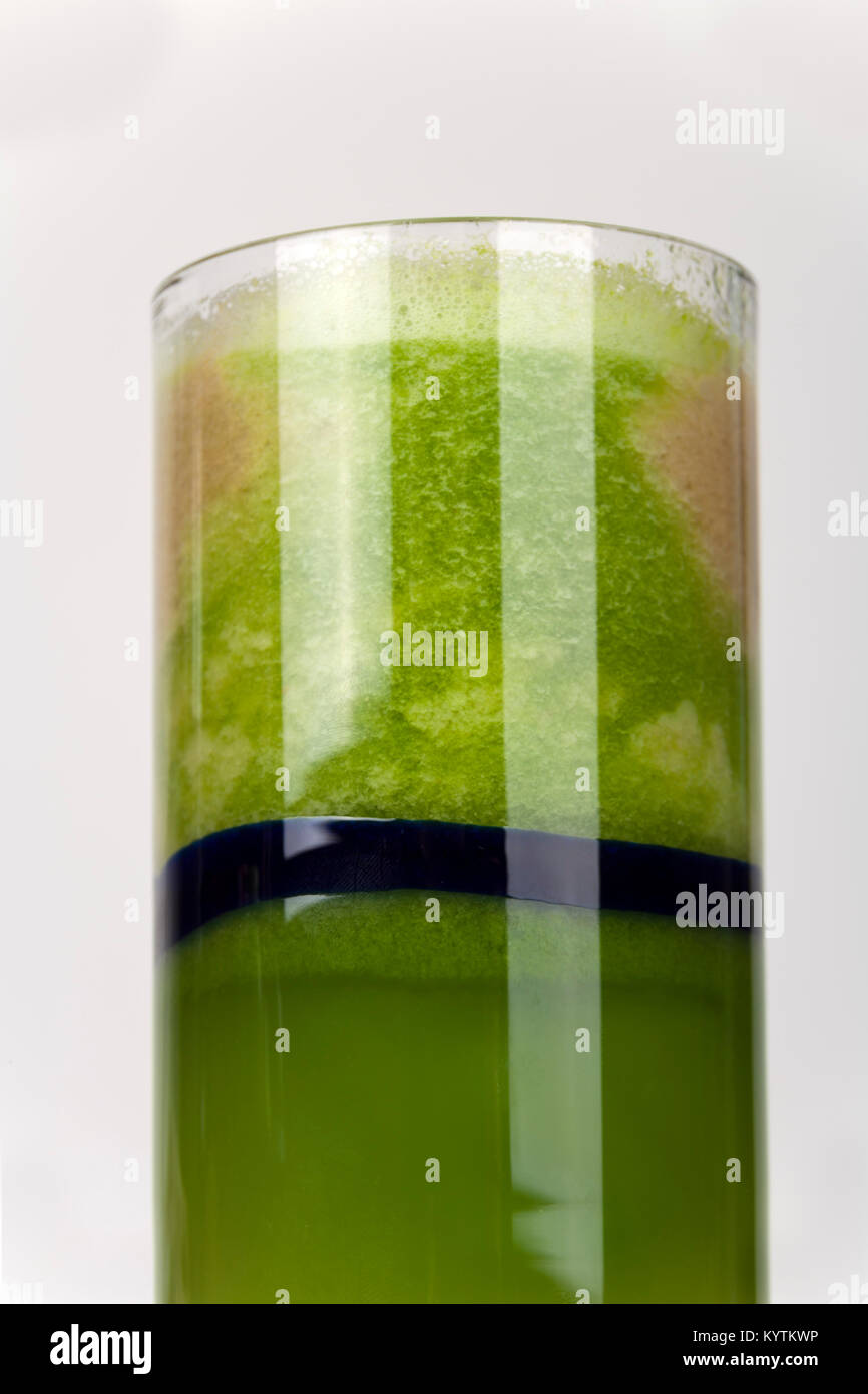 Les fruits et légumes en jus prêt à boire ou de décisions dans un smoothie Banque D'Images