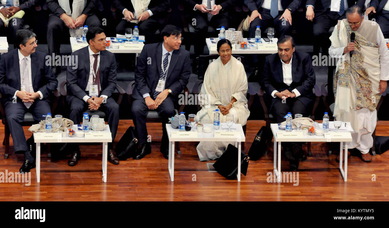 Kolkata, Inde. 16 janvier, 2018. Le ministre des Finances, l'ouest du Bengale Amit Mitra (à gauche) présente son pendant le Bengal Global Business Summit 2018. Le Ministre en chef du Bengale occidental Bengale Mamata Banerjee a inauguré le Sommet mondial des entreprises en 2018. Credit : Saikat Paul/Pacific Press/Alamy Live News Banque D'Images