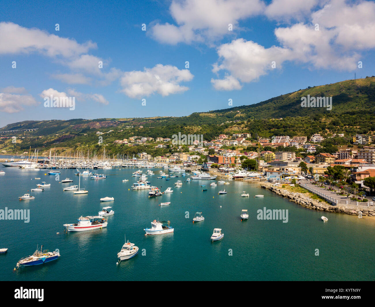 Vue aérienne de voiliers et bateaux amarrés. Bateaux amarrés dans le port de Vibo Marina, quai, Pier. Yachts et voiliers de luxe Banque D'Images