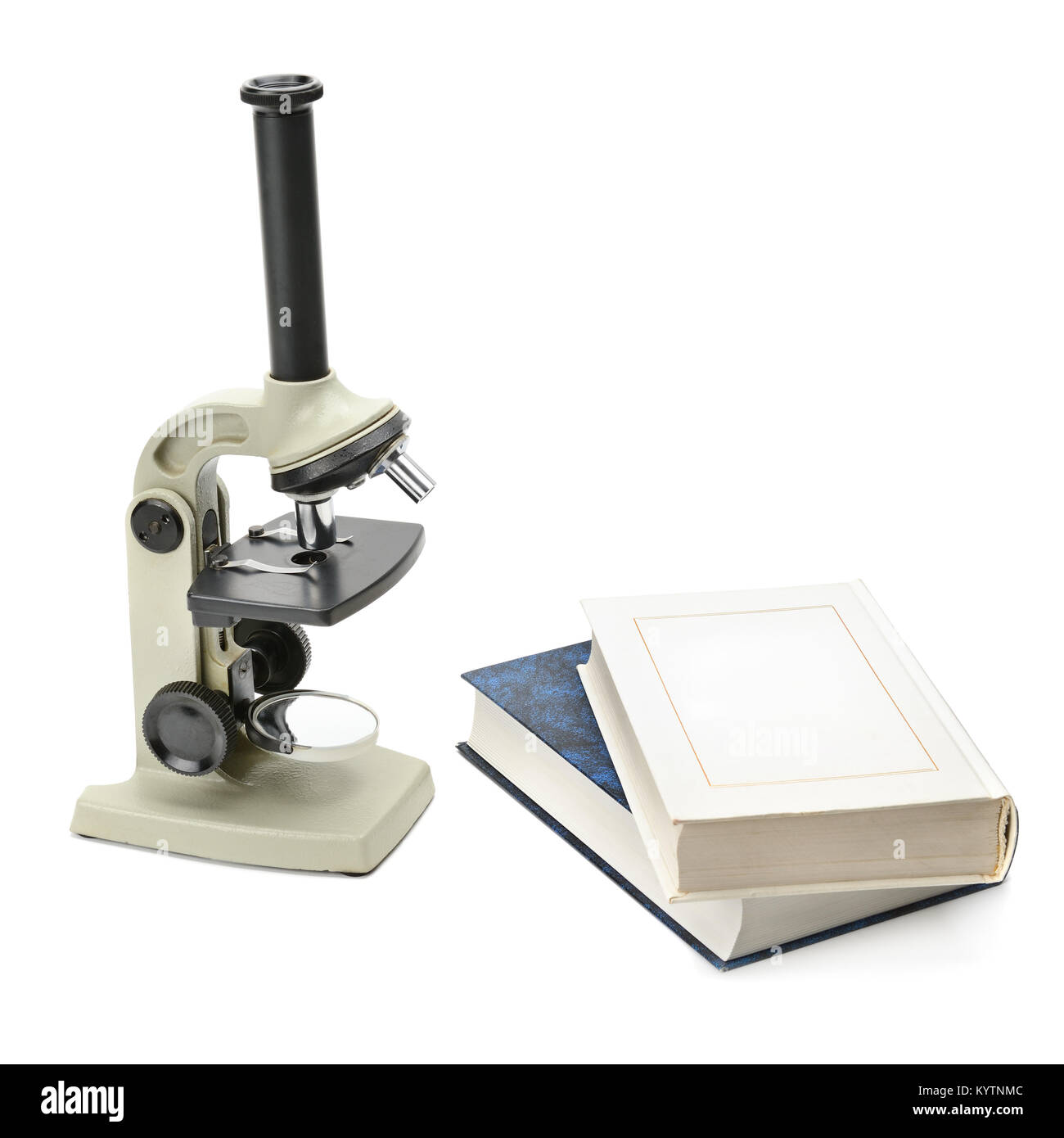 Microscope de laboratoire et livres isolé sur fond blanc Banque D'Images