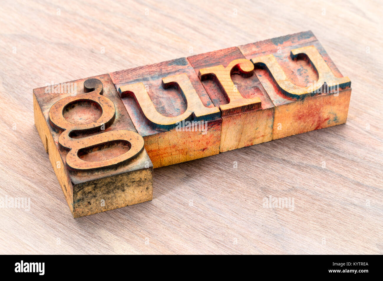 Guru mots- texte en typographie vintage type bois souillé par des blocs d'impression encres couleur Banque D'Images