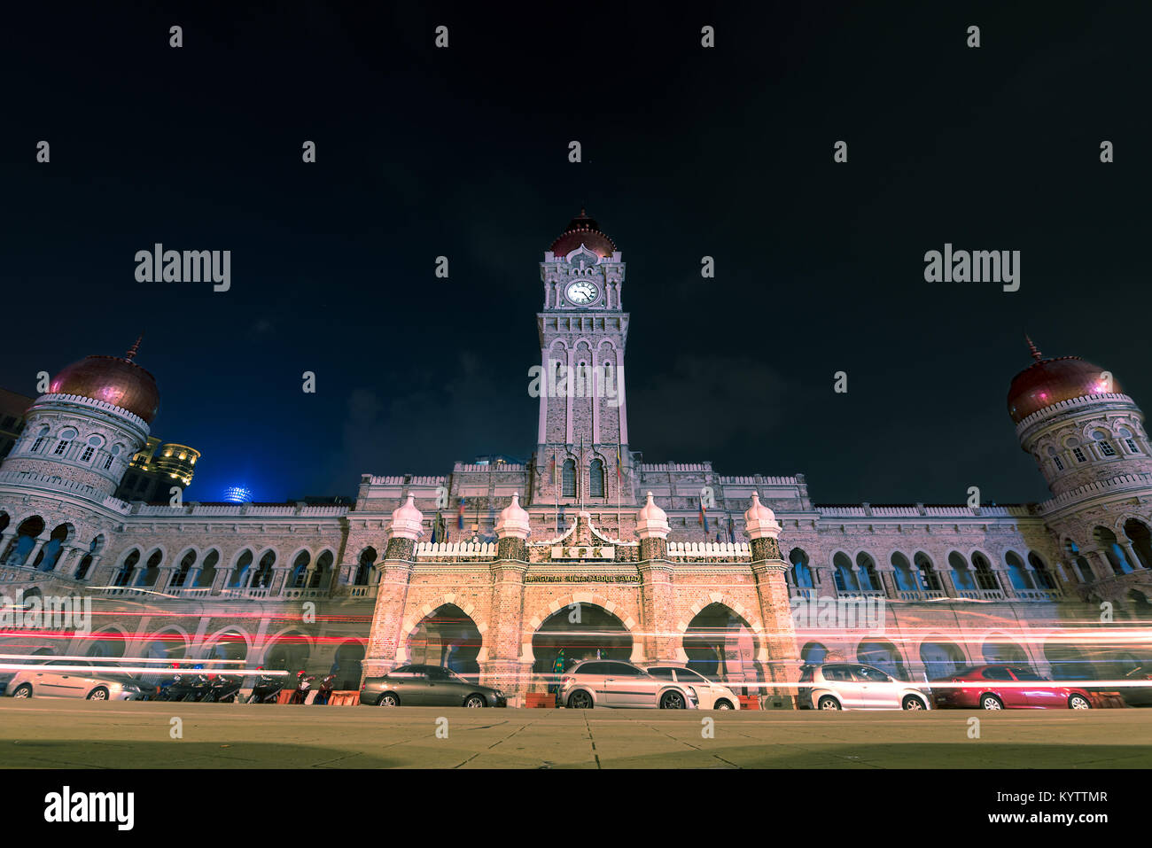 Sultan Abdul Samad Building, Kuala Lumpur, Malaisie. Photo de nuit le bâtiment impressionnant, ses tours et ses coupoles de cuivre. Banque D'Images