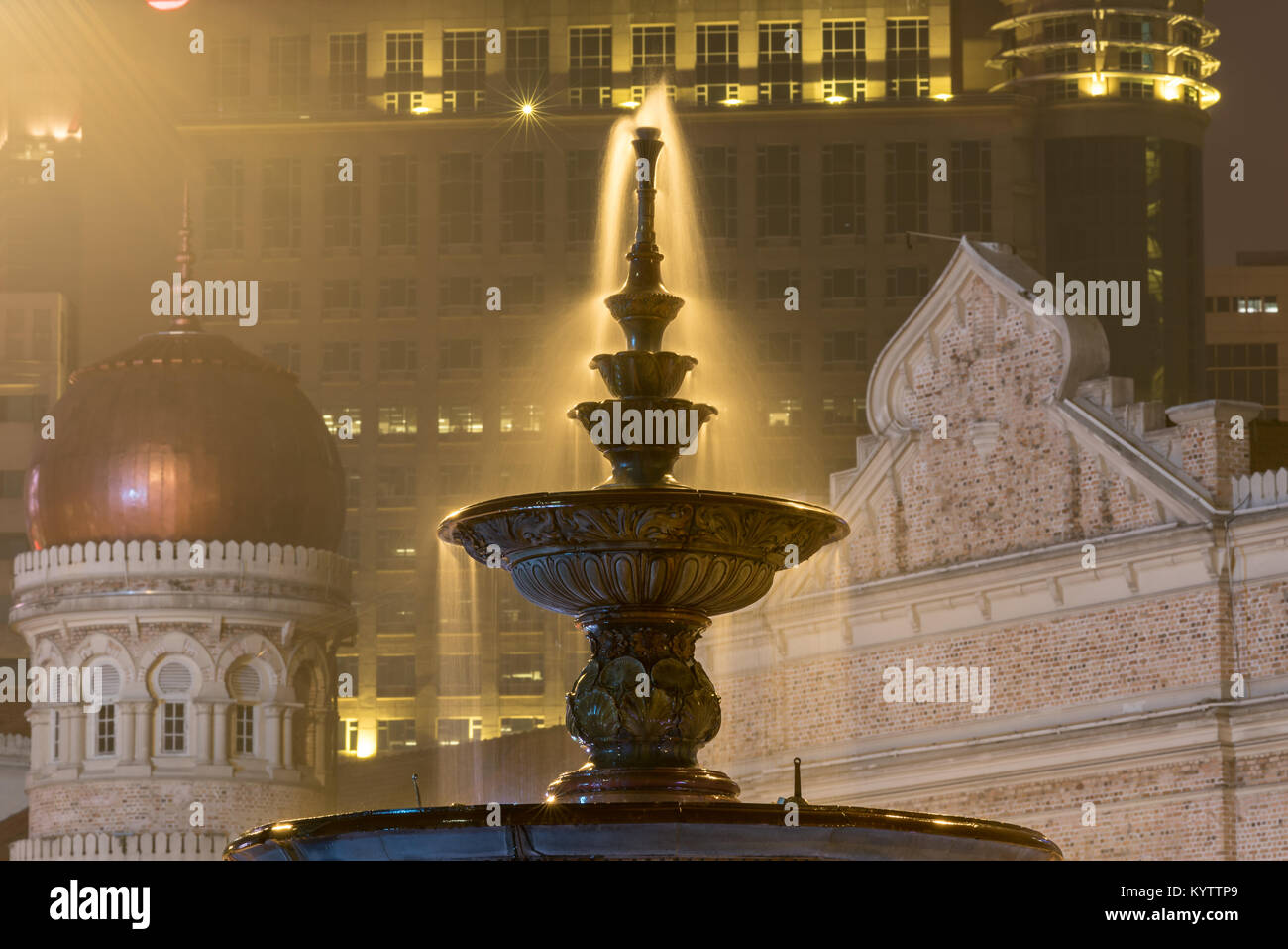 La nuit longue exposition photo de l'impressionnante fontaine de l'époque victorienne dans Merdeka Square, Kuala Lumpur, Malaisie. Banque D'Images