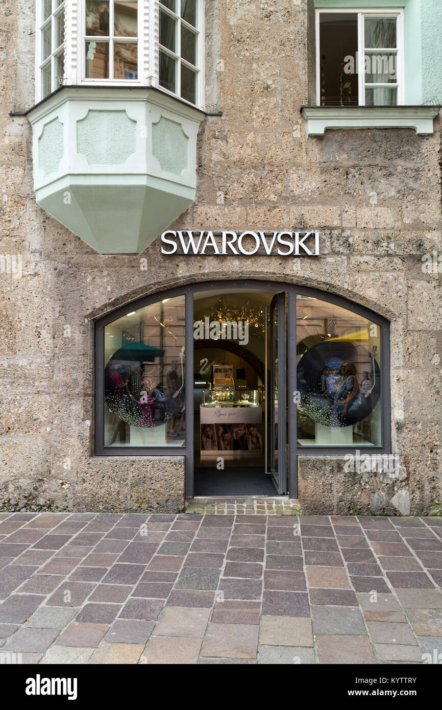 Vitrine de la boutique de bijoux Swarovski qui est situé dans un immeuble  historique de la vieille ville d'Innsbruck, Autriche Photo Stock - Alamy