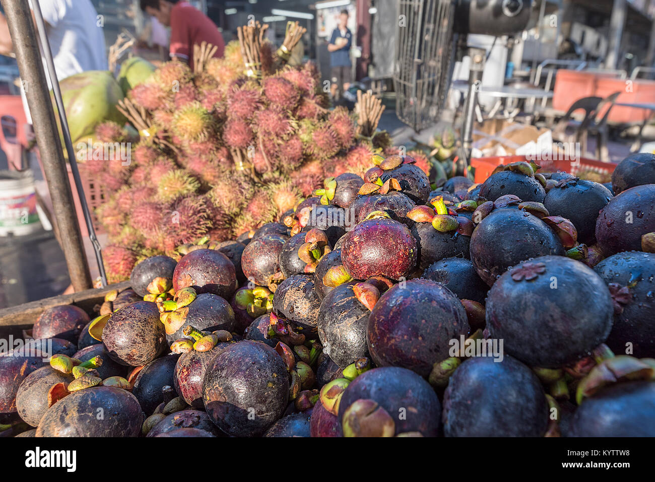Mangoustan, fruit asiatique exotique empilés à la vente à un décrochage du marché de jour. Banque D'Images