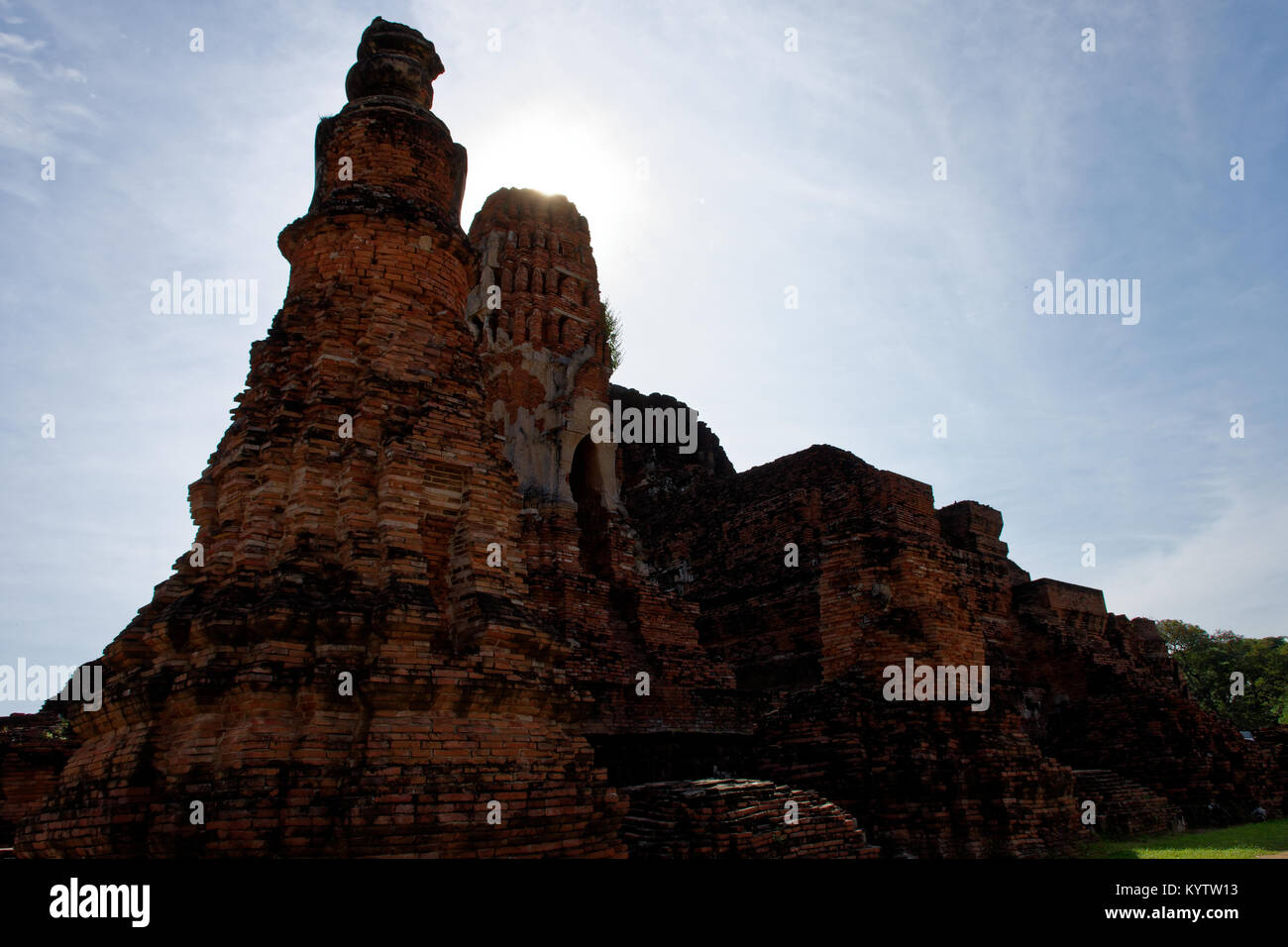 Une photo de l'intérieur du temple Wat Mahathat salon avec une lumière dorée sur le bout de la stupa. Banque D'Images