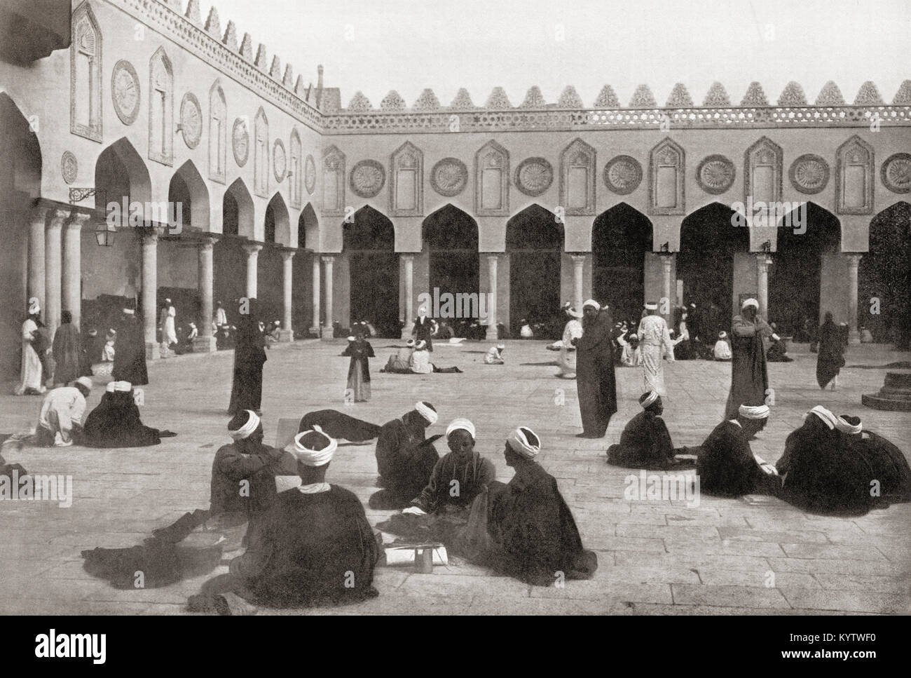 La cour ouverte de la mosquée Al-Azhar, l'Université du Caire, Egypte, vu ici en 1880. Des merveilles du monde, publié vers 1920. Banque D'Images