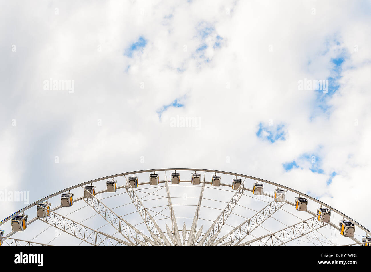 Grande roue de Ferris avec ciel bleu nuages retour drop. Banque D'Images