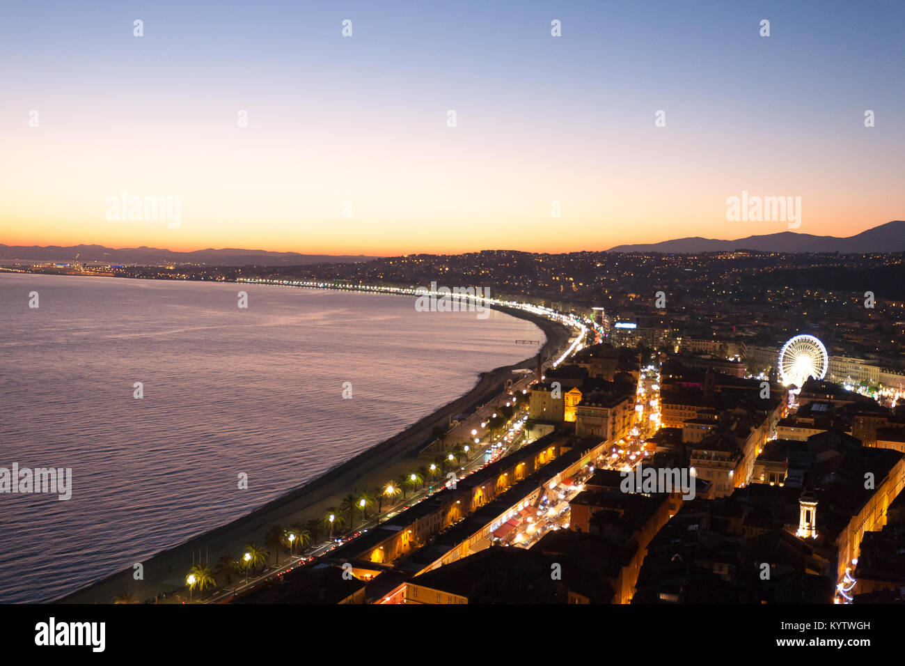 Belle plage nuit Paysage, France. Belle plage et de la célèbre Promenade des Anglais, de la Promenade des Anglais. Célèbre ville touristique française Banque D'Images