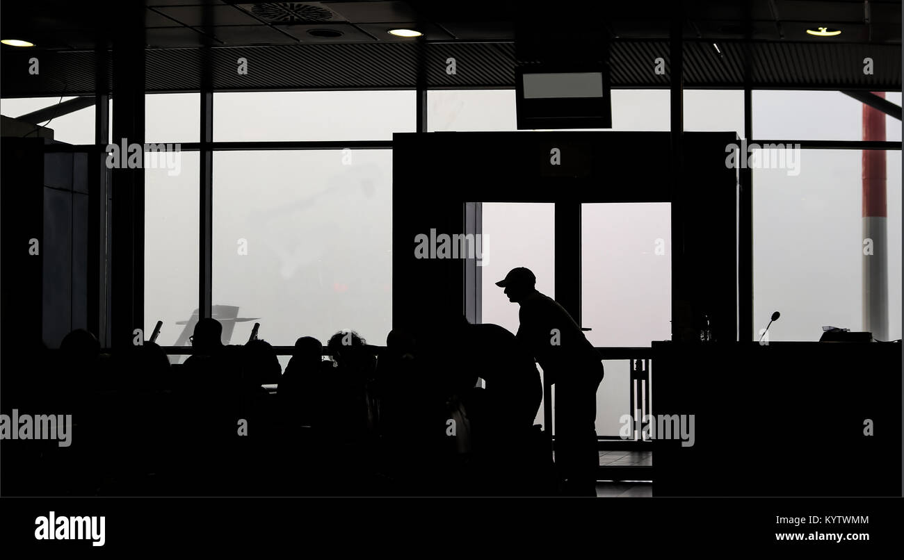 Aéroport à 0  % visibilité - silhouettes de la buée dans l'avion de passagers en attente Banque D'Images