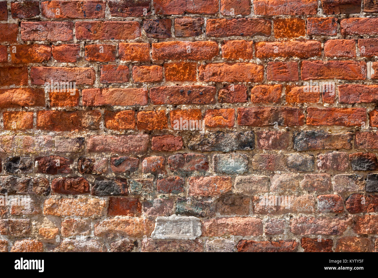 Un old weathered, endommagées, mal réparés mur de brique rouge full frame Banque D'Images