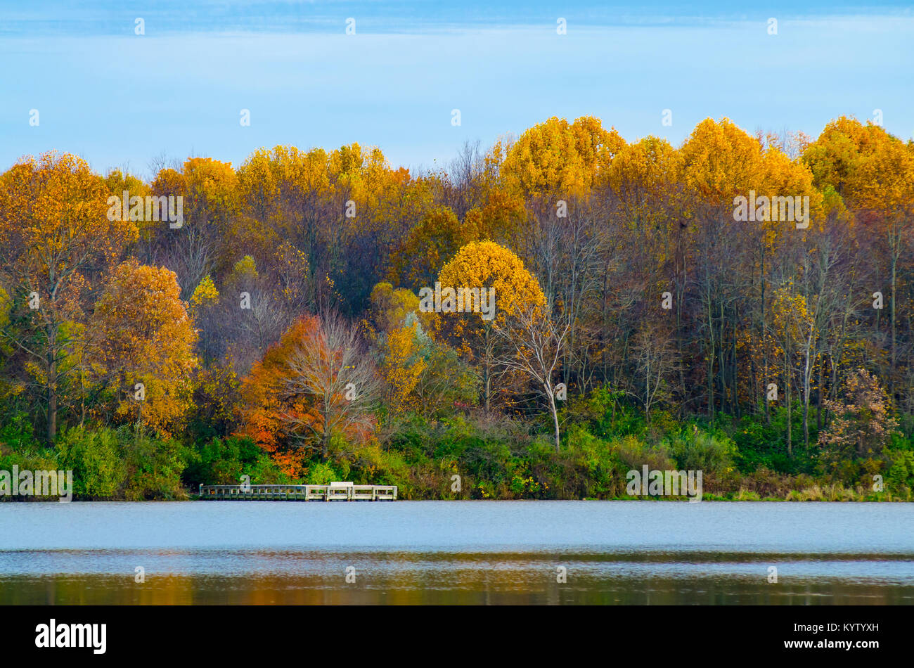 Les feuilles d'automne colorées reflète dans un châssis Lac Worster jetée de pêche en bois de pomme de terre à Creek State Park à North Liberty, Indiana Banque D'Images