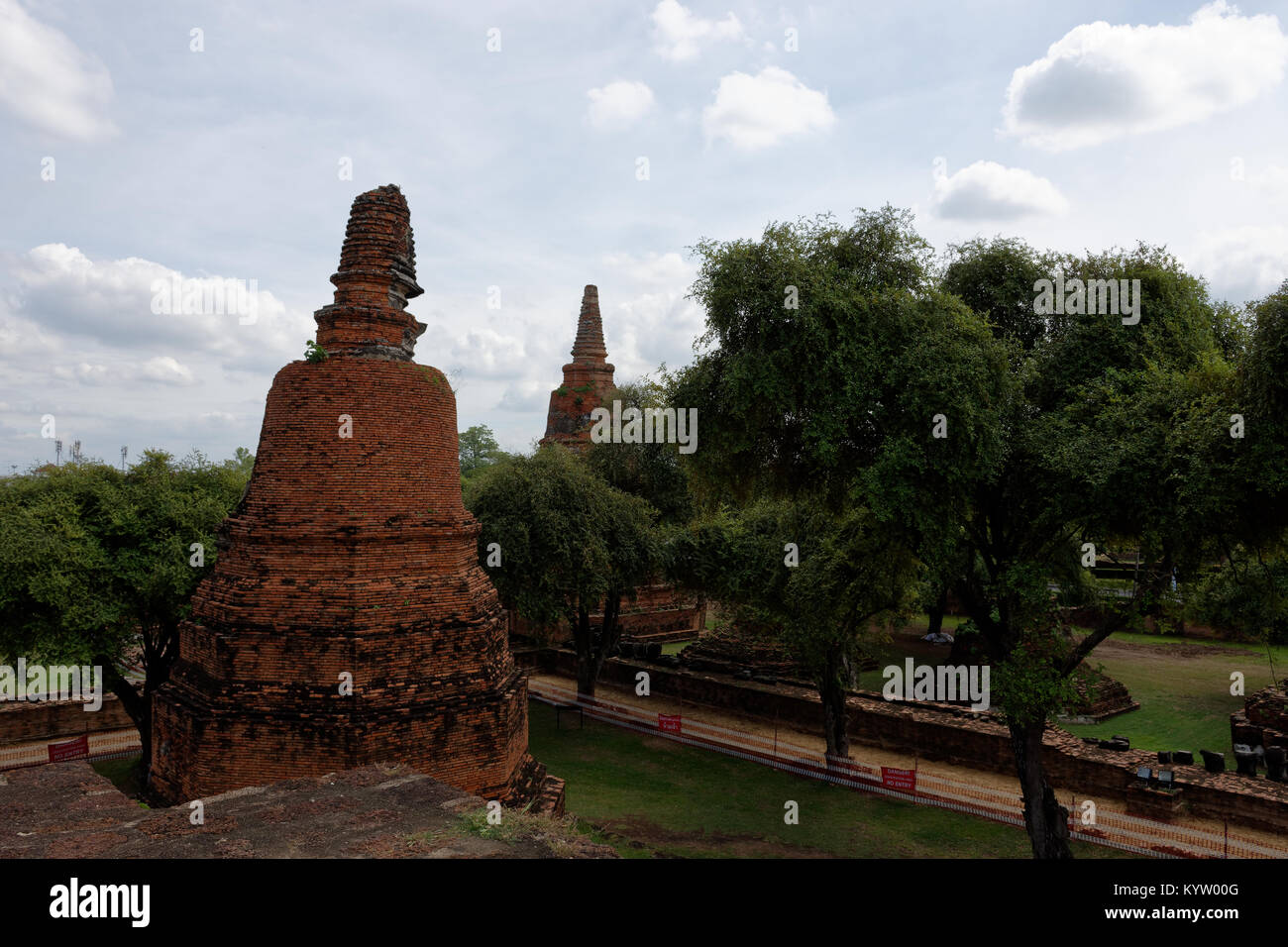 La pagode et ancien château ou ce que nous si brusquement appelé temple lequel Bouddha statue devant ou à l'intérieur des structures dans le domaine de la Wat Ratchabu Banque D'Images