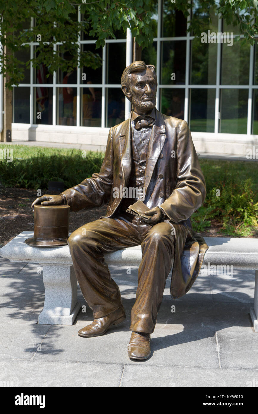 Statue du président Abraham à l'extérieur de l'entrée principale de l'Gettysburg National Military Park Museum & Visitor Centre, Gettysburg, Pennsylvanie, USA. Banque D'Images