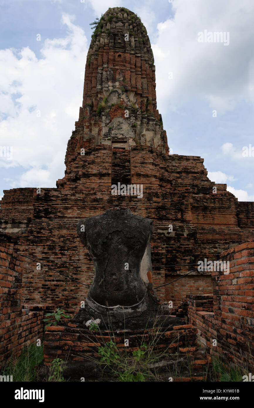 La pagode et ancien château ou ce que nous si brusquement appelé temple lequel Bouddha statue devant ou à l'intérieur des structures dans le domaine de la Wat Ratchabu Banque D'Images