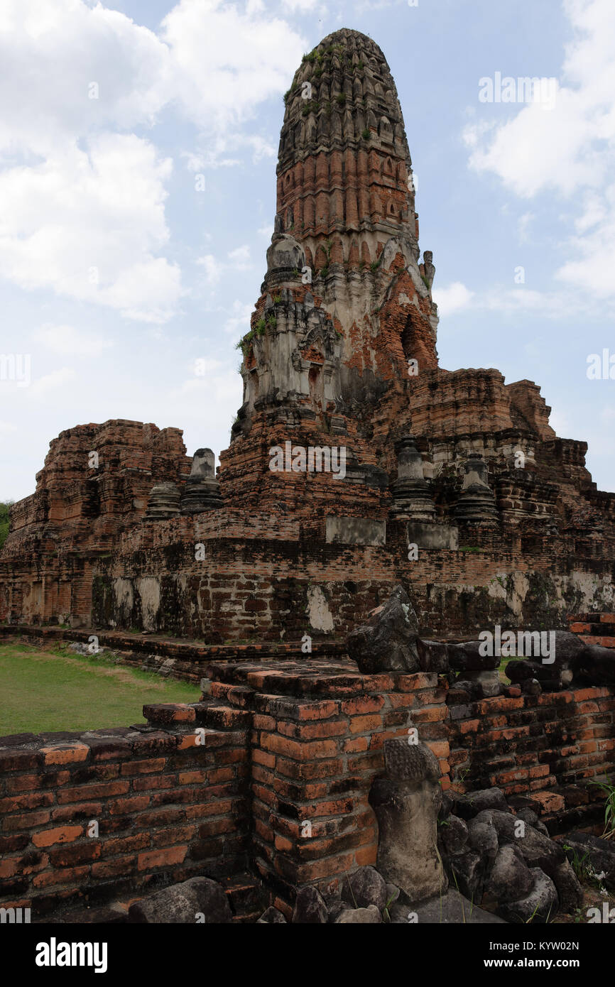 La pagode et ancien château ou ce que nous si brusquement appelé temple lequel Bouddha statue devant ou à l'intérieur des structures dans le domaine de la Wat Ratchabu Banque D'Images