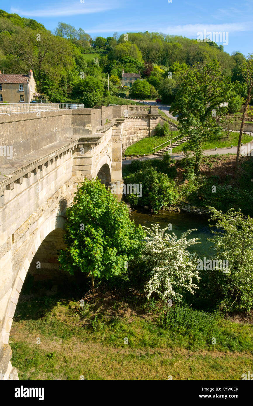 Wingfield historique porte le Kennet and Avon Canal sur la rivière Avon et la baignoire à Westbury, ligne de chemin de fer à Avoncliff dans le Wiltshire, Angleterre Banque D'Images