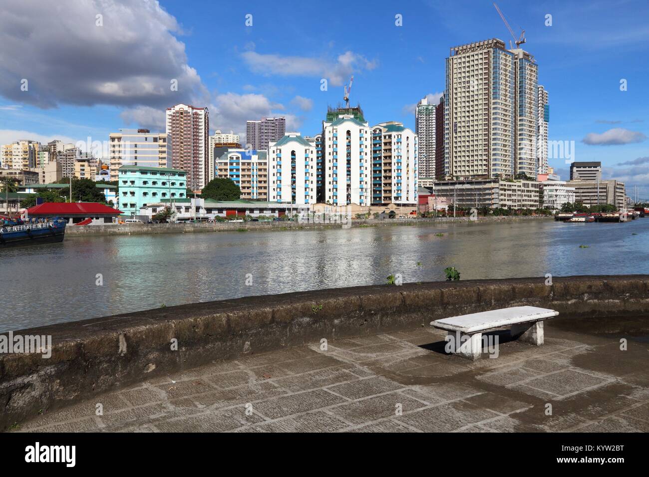 La ville de Manille aux Philippines. Les tours d'habitation et la rivière Pasig. Banque D'Images