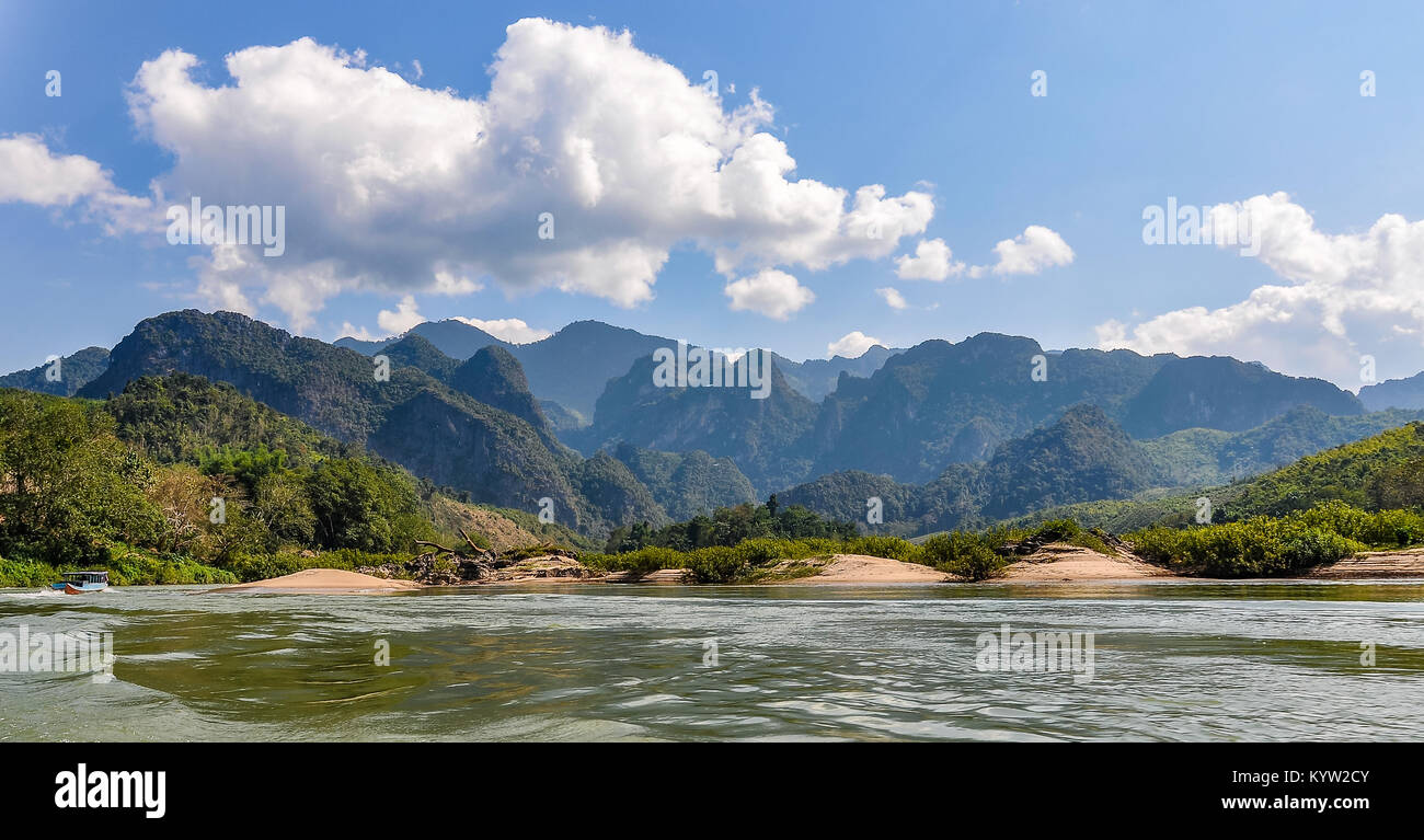 Paysage de rivière sur le Mékong dans le Nord du Laos Banque D'Images