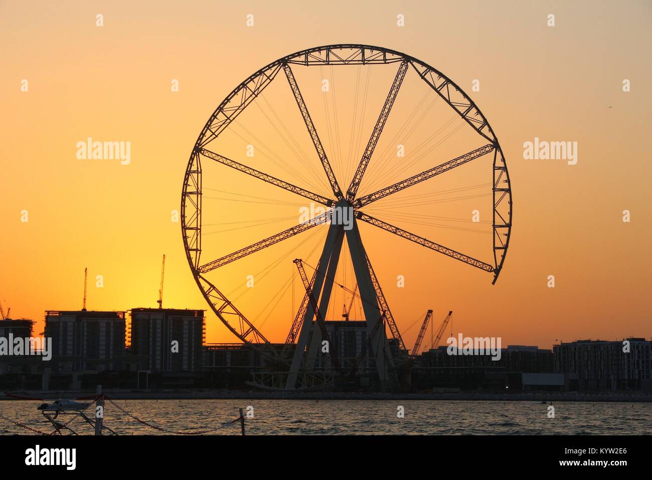 Dubai vue du coucher de soleil avec Bluewaters Island construction et Ain Dubai grande roue. Banque D'Images