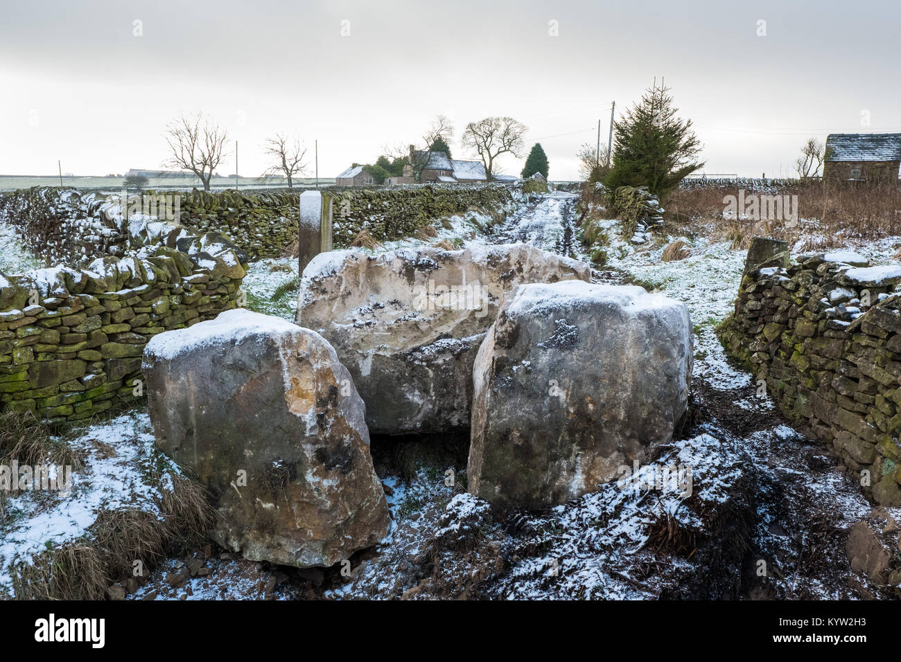 De grands morceaux de pierre bloquant un bridleway près de Hollinsclough pour empêcher le trafic illicite inc 4x4 de l'utiliser. Parc national de Peak District Banque D'Images