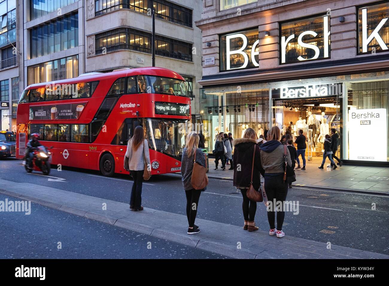 Londres, Royaume-Uni - 23 avril 2016 : Les gens magasinent à Bershka,  Oxford Street à Londres. Oxford Street est à environ un demi-million de  visiteurs par jour et 320 st Photo Stock - Alamy