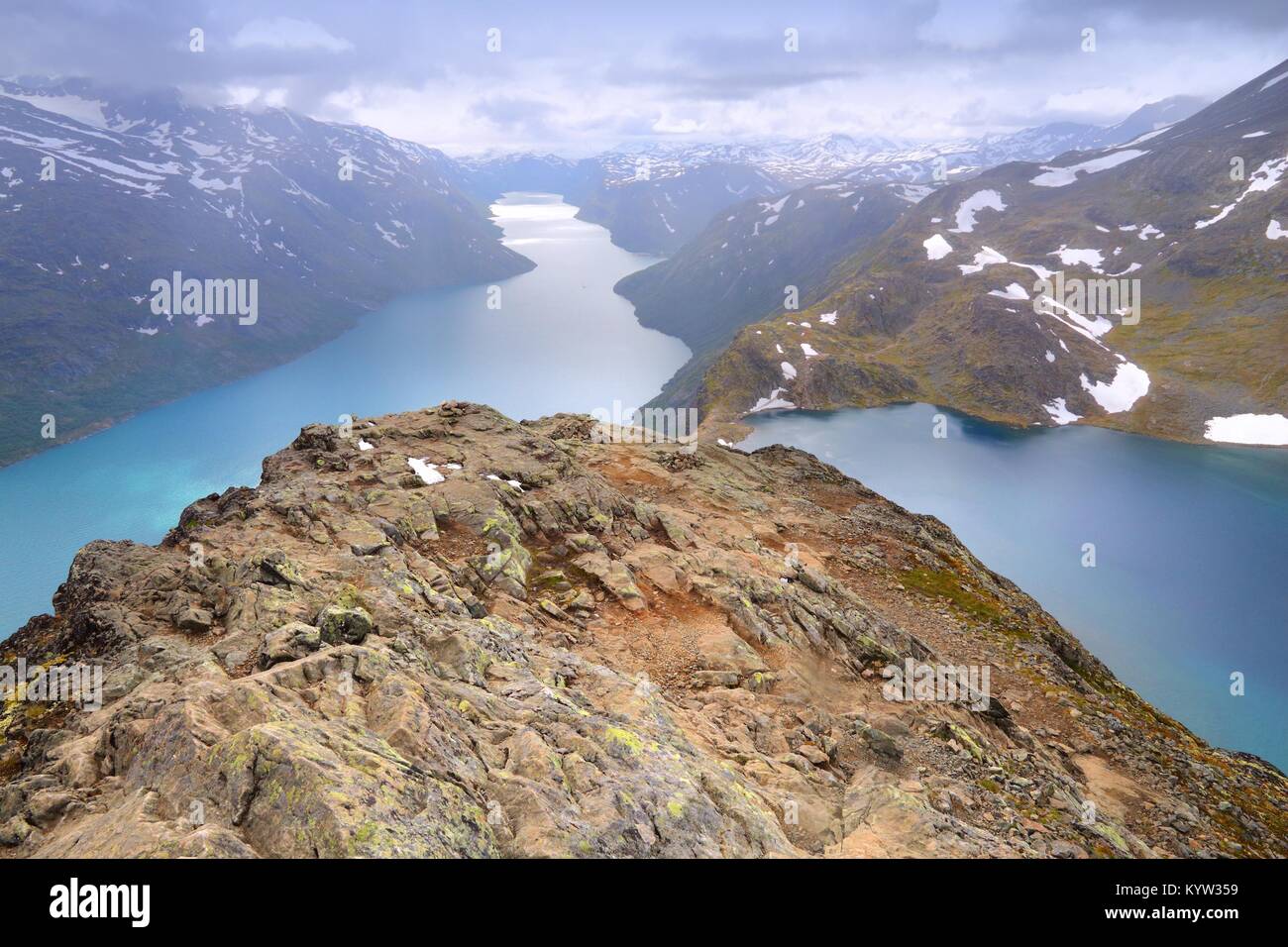 Nature de la Norvège - le parc national de Jotunheimen. Besseggen célèbre sentier de la crête entre deux lacs (Gjende et Bessvatnet). Paysage du comté de l'Oppland. Banque D'Images