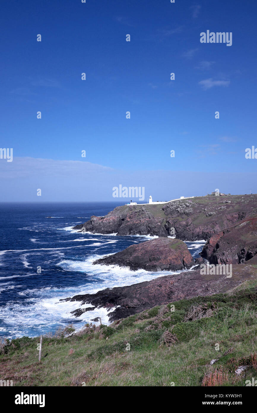 Vue panoramique le long de la côte de Cornouailles vers le phare de Pendeen, Saint Juste, Cornwall, England, UK. Banque D'Images
