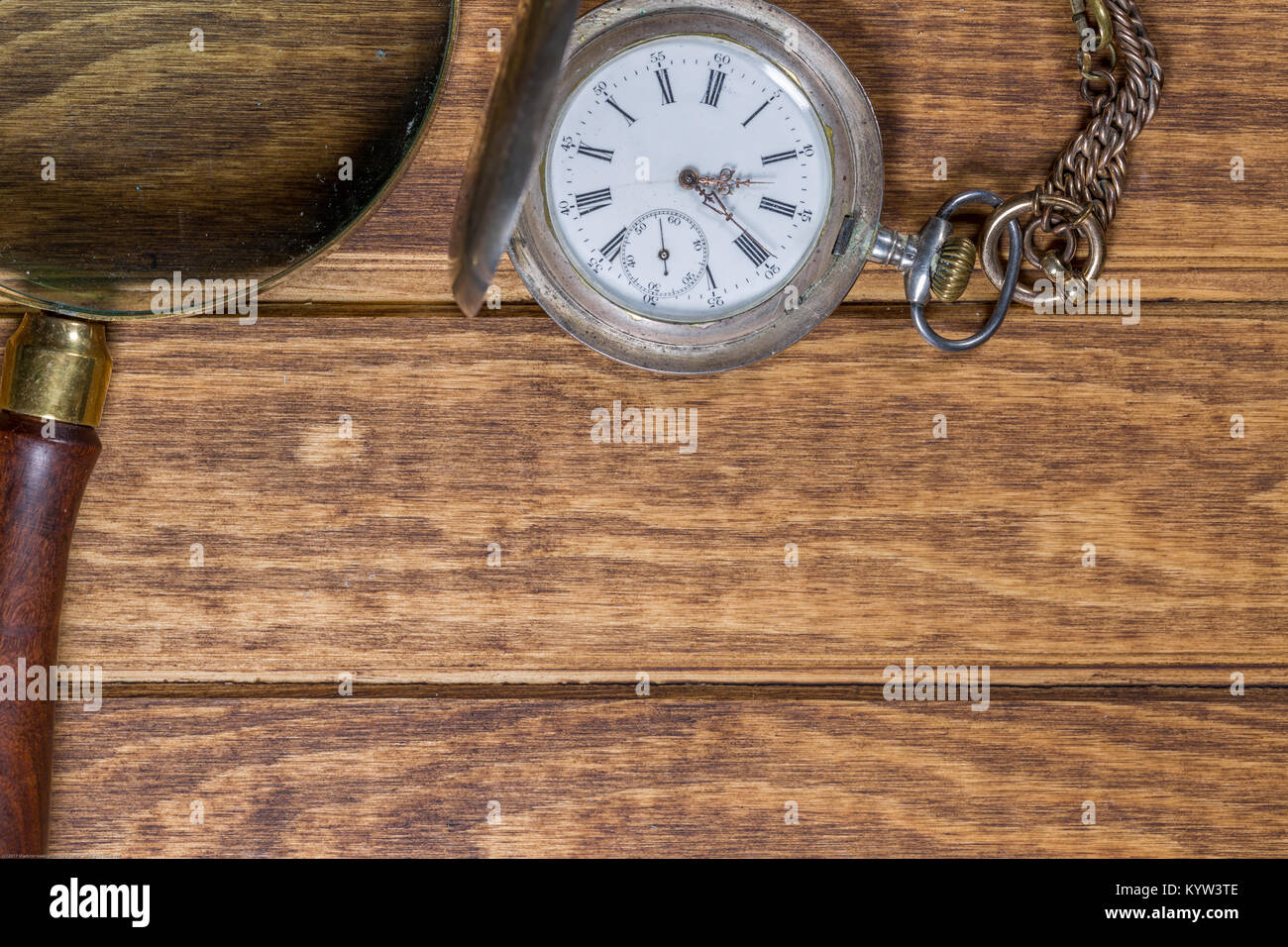 Loupe et Siver montre de poche sur bois.Vue d'en haut Banque D'Images