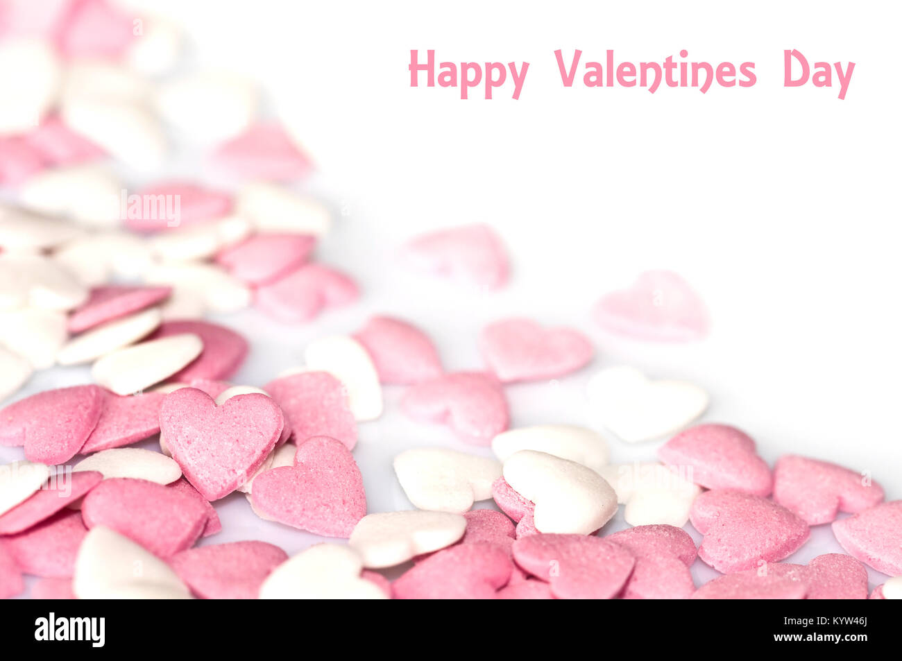 Carte de Saint-Valentin, coeurs de sucre rose sur fond blanc Banque D'Images