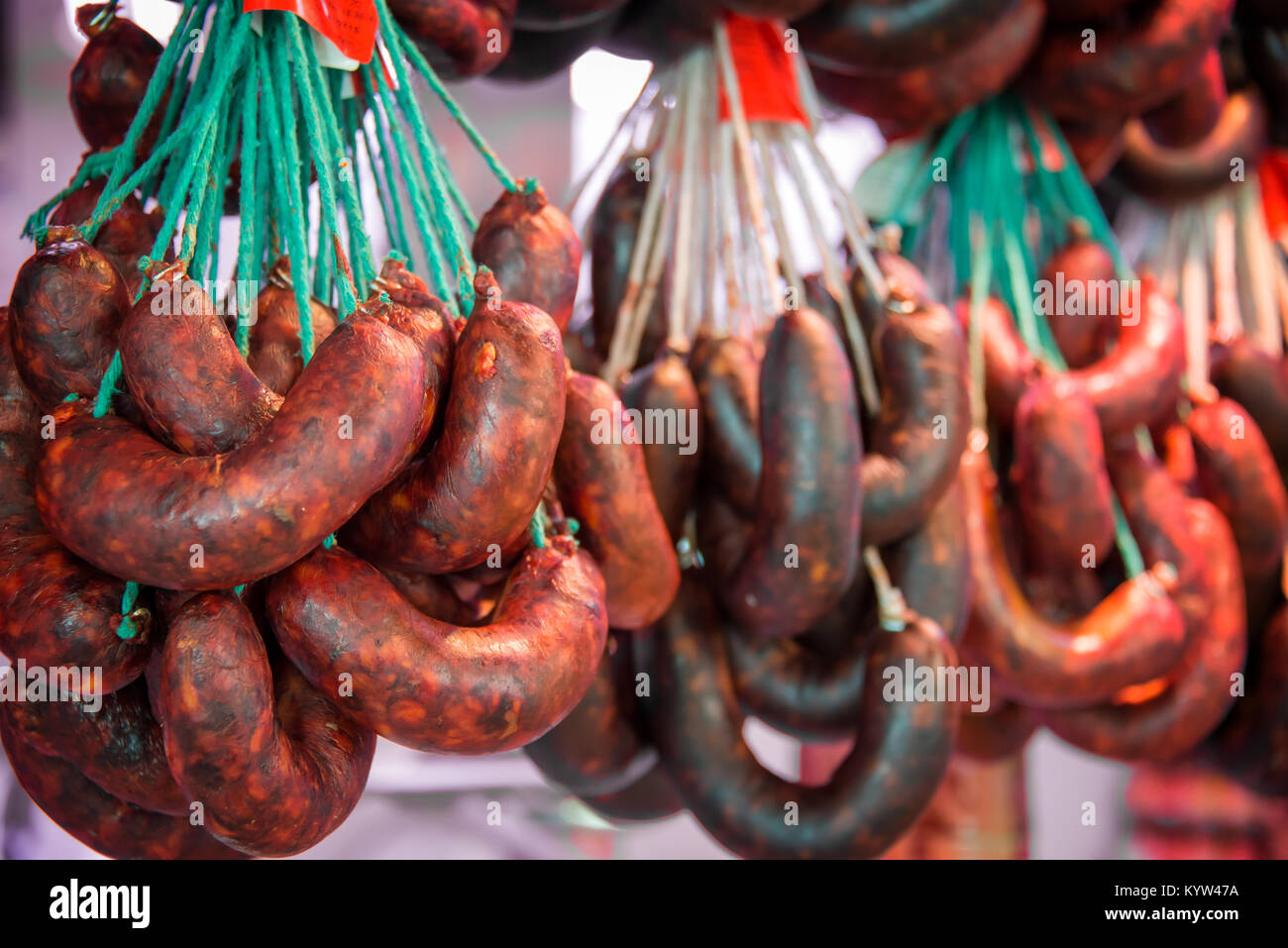 Et les saucisses chorizos suspendus dans une boucherie en espagnol Banque D'Images