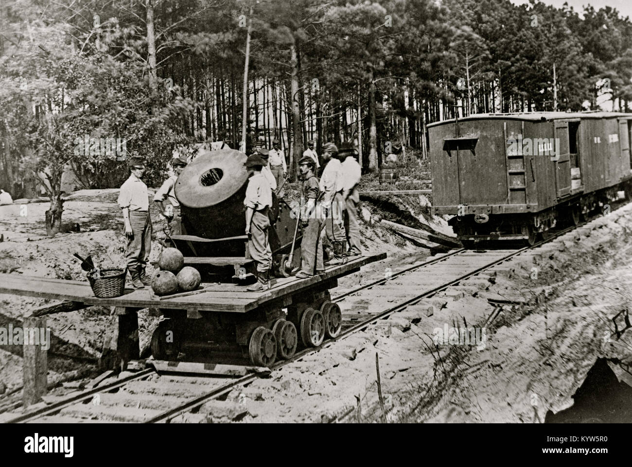 Soldats avec canon sur petite voiture de chemin de fer Banque D'Images