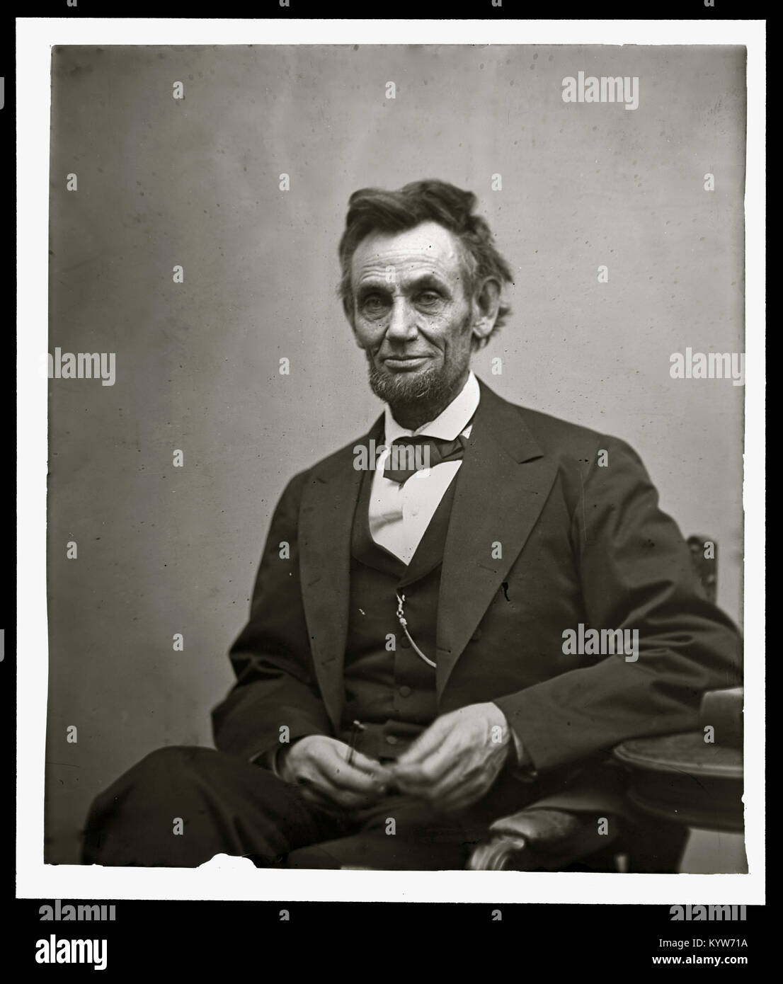 Abraham Lincoln, trois-quarts portrait, assis et tenant ses lunettes et d'un crayon Banque D'Images