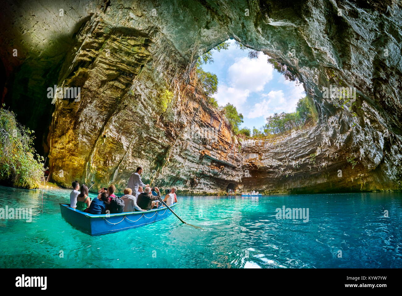 Bateau de tourisme sur le lac en grotte de Melissani, l'île de Céphalonie, Grèce Banque D'Images