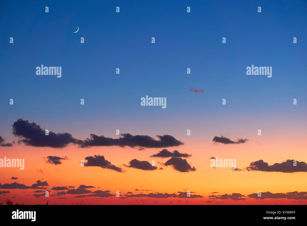 Ciel coucher de soleil coloré atmosphérique avec la lune en arrière-plan, Grèce Banque D'Images