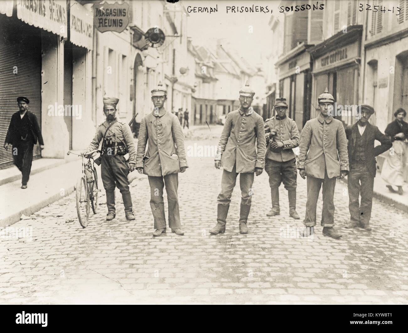 La Première Guerre mondiale. La Première Guerre mondiale (LA PREMIÈRE GUERRE MONDIALE ou de la WW1), également connu sous le nom de la Première Guerre mondiale, la Grande Guerre, ou la guerre pour mettre fin à toutes les guerres, a été une guerre mondiale originaires de l'Europe qui a duré du 28 juillet 1914 au 11 novembre 1918. Plus de 70 millions de militaires, y compris 60 millions d'Européens, ont été mobilisées dans l'une des plus grandes guerres de l'histoire.Plus de 9 millions de combattants et sept millions de civils sont morts à cause de la guerre (y compris les victimes d'un certain nombre de génocides), un taux de pertes exacerbée par des belligérants la sophistication technologique et industrielle. Banque D'Images