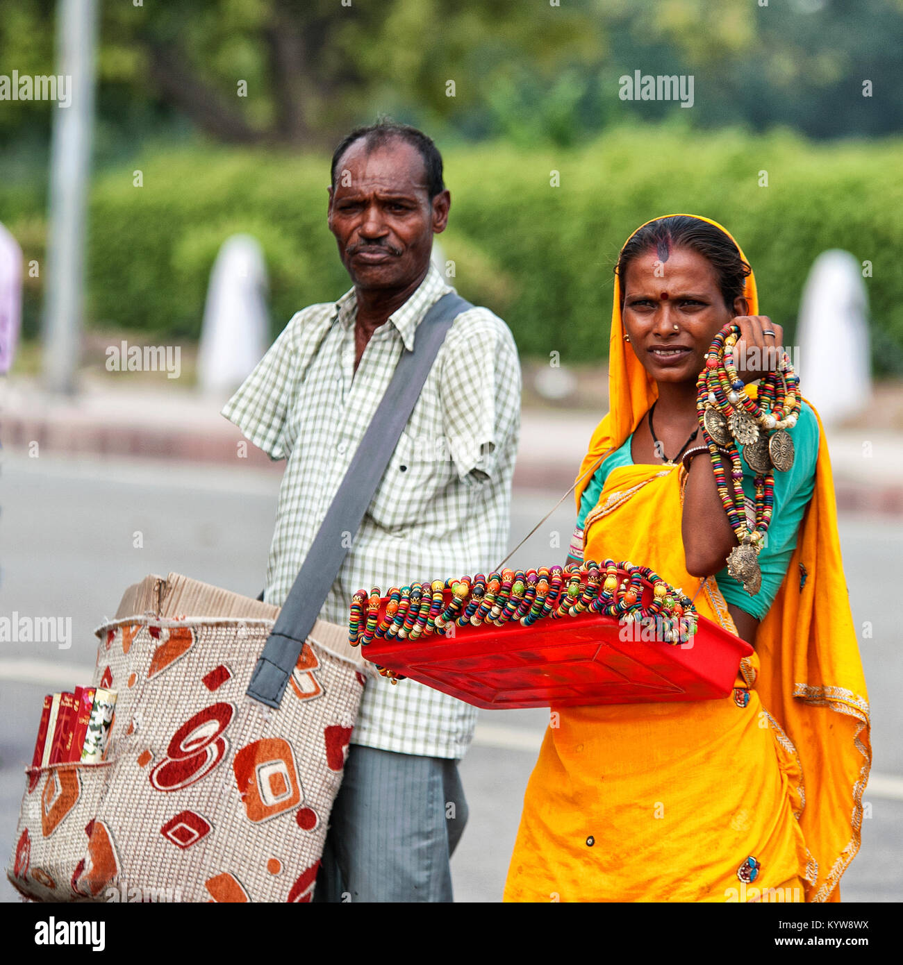 Les vendeurs de rue la vente de colliers de perles pour les touristes, à New Delhi. © Antonio Ciufo Banque D'Images