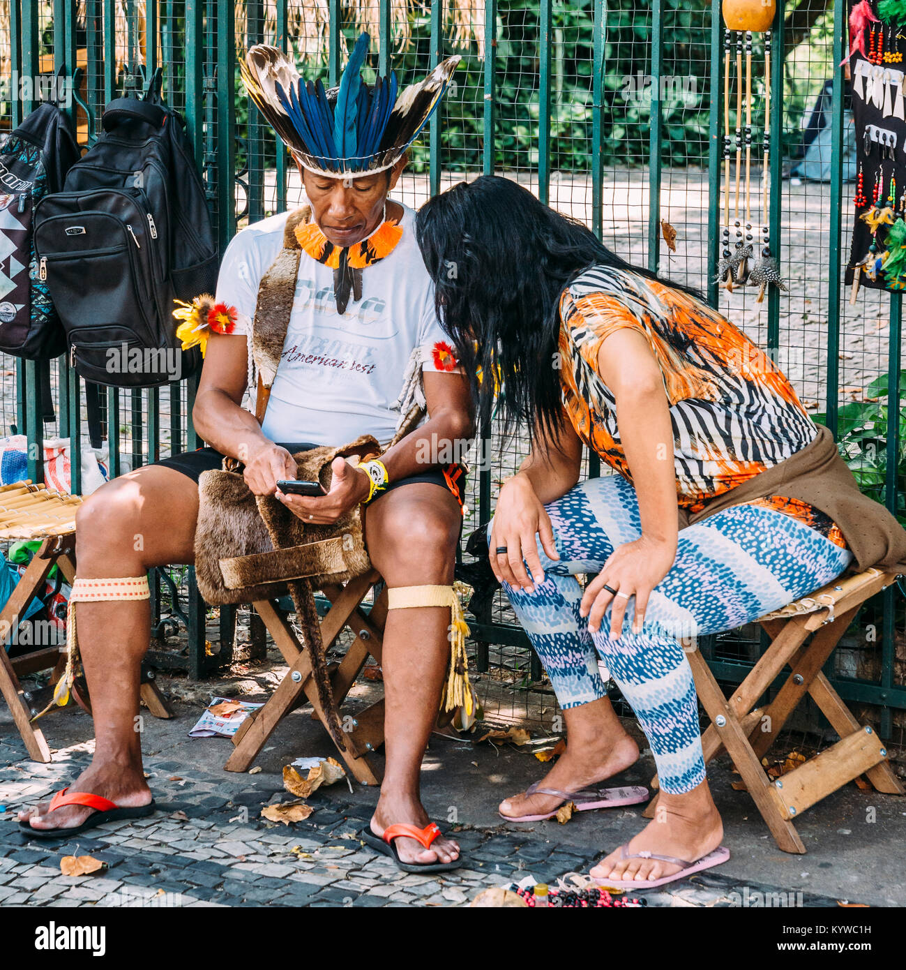 Les brésiliens homme portant des vêtements traditionnels sur son téléphone cellulaire. 0,4  % de la population est autochtone Banque D'Images