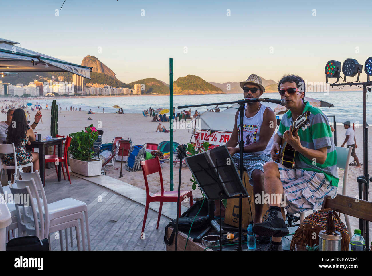 Bossa Nova et Samba dans la plage de Copacabana, Rio de Janeiro, Brésil Banque D'Images