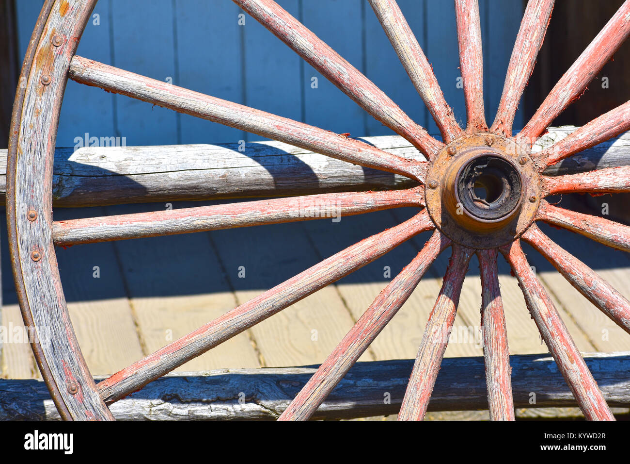 Une vieille roue pour wagon historique en face d'un bâtiment de l'ouest sauvage. Banque D'Images