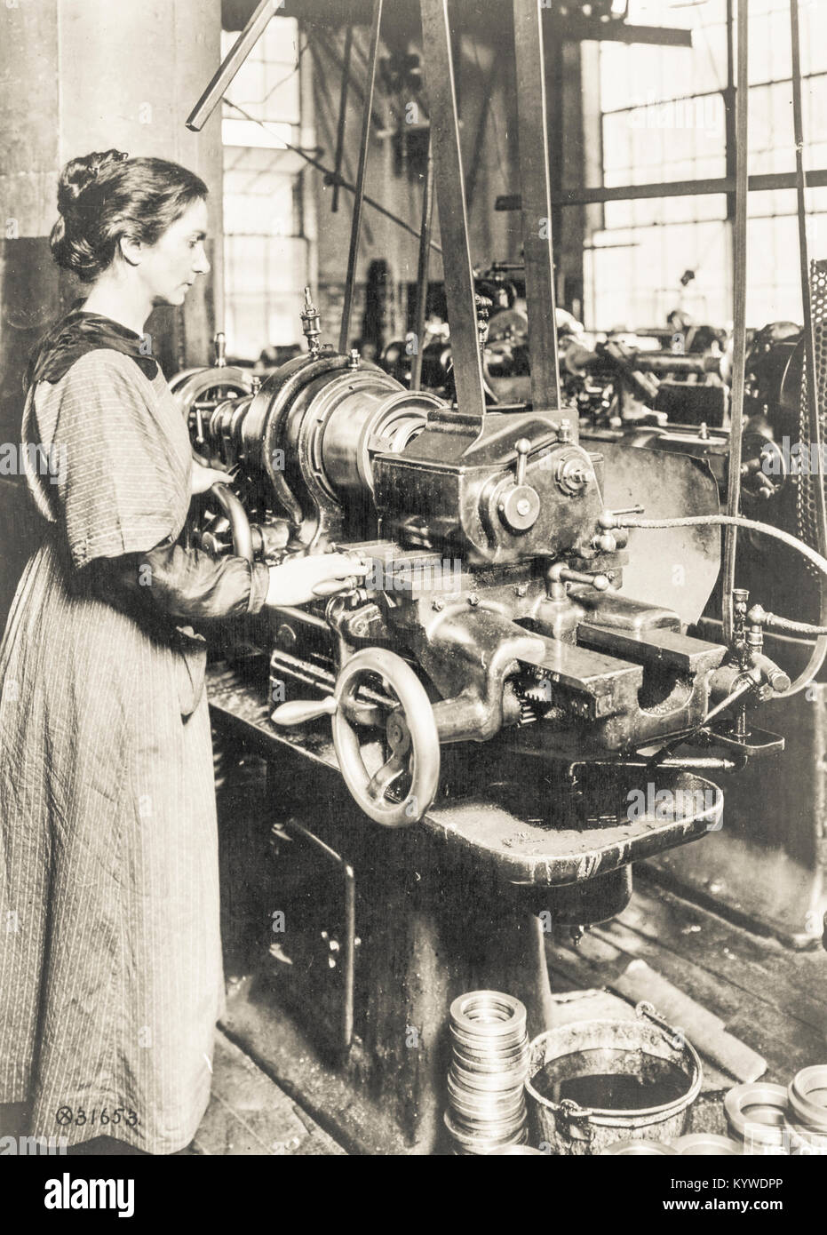 La Première Guerre mondiale. La Première Guerre mondiale (LA PREMIÈRE GUERRE MONDIALE ou de la WW1), également connu sous le nom de la Première Guerre mondiale, la Grande Guerre, ou la guerre pour mettre fin à toutes les guerres, a été une guerre mondiale originaires de l'Europe qui a duré du 28 juillet 1914 au 11 novembre 1918. Plus de 70 millions de militaires, y compris 60 millions d'Européens, ont été mobilisées dans l'une des plus grandes guerres de l'histoire.Plus de 9 millions de combattants et sept millions de civils sont morts à cause de la guerre (y compris les victimes d'un certain nombre de génocides), un taux de pertes exacerbée par des belligérants la sophistication technologique et industrielle. Banque D'Images