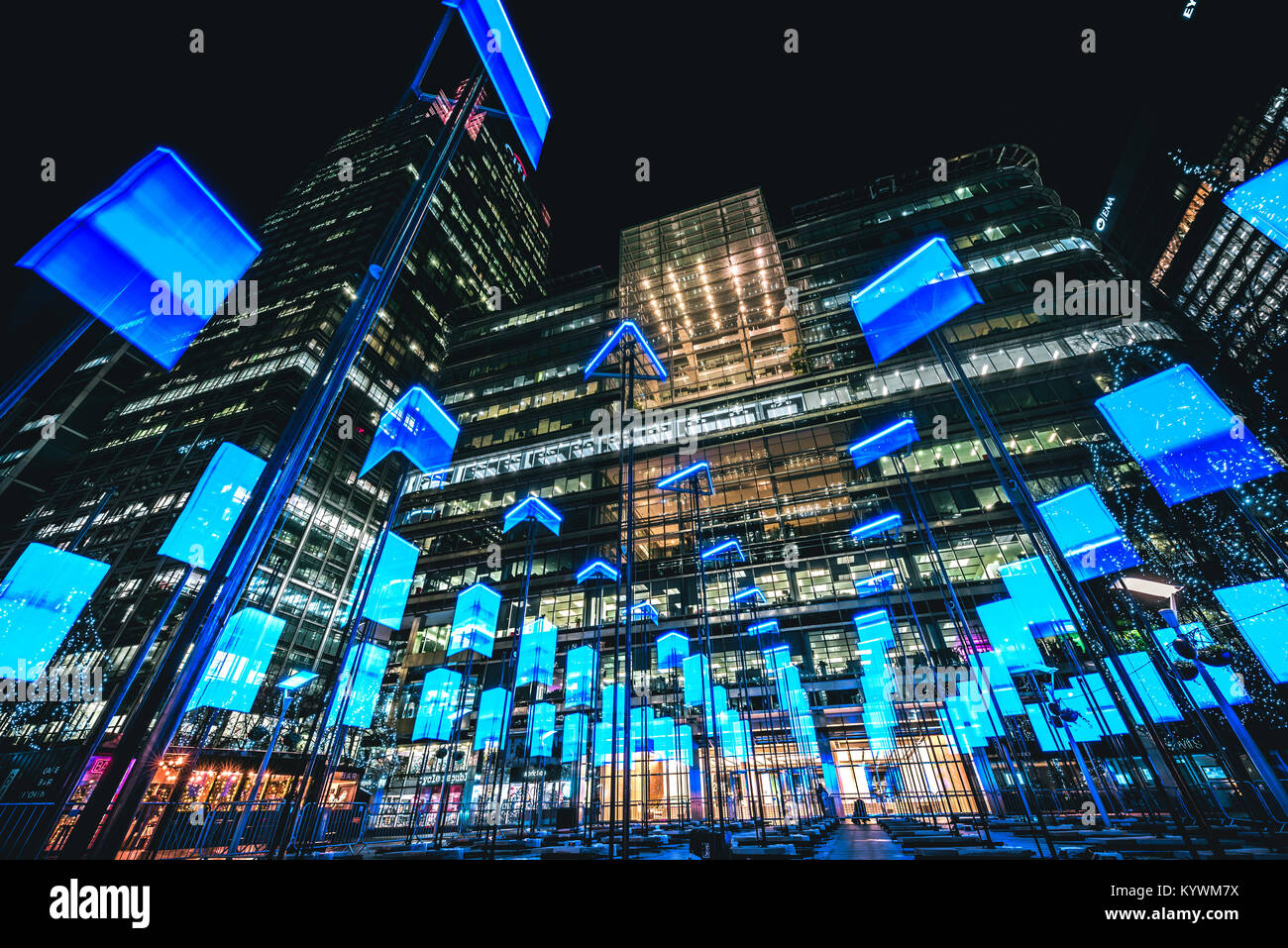 Londres, Royaume-Uni. 15 Jan, 2018. Feux d'hiver Canary Wharf 2018 - ABSTRACT, COLLECTIF COIN - Collectif Coin de neuf l'installation est inspiré par le concept du temps et de la relativité. Le résumé est une matrice de pixels où chaque pixel peut se déplacer sur son axe vertical entre le sol et une hauteur de cinq mètres. Le mouvement, le son et lumière tous les entrelacer pour créer une superbe performance de répéter sur une boucle. Le temps peut être perçue comme une dimension verticale dans laquelle les pixels billet. Ce mouvement représente le temps de congélation pendant que le public garder leurs pieds sur terre. Credit : Nunzio Prenn Banque D'Images