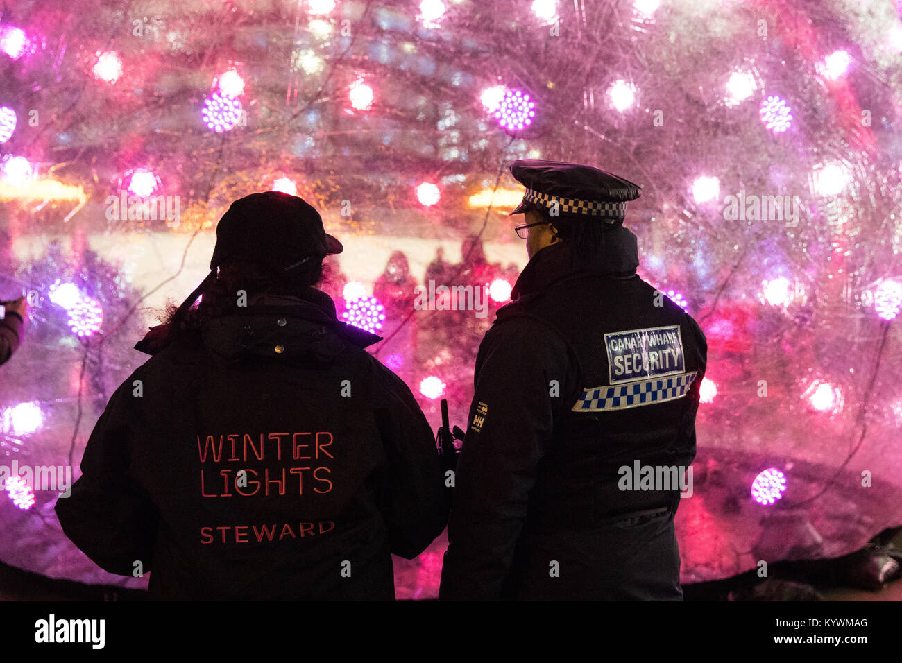 Londres, Royaume-Uni. 16 janvier, 2018. Mettant en vedette des artistes de partout dans le monde, en mettant l'accent sur une technologie de pointe, les feux d'hiver a lieu tout au long de Canary Wharf. Bulle de lumière sonique par ENESS dans Jubilee Plaza. Le personnel de sécurité donnant l'impression de regarder la bulle. Credit : Carol Moir/ Alamy Live News. Banque D'Images