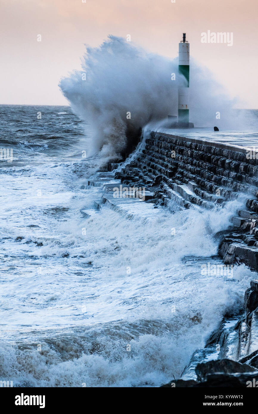 Pays de Galles Aberystwyth UK Mercredi 17 janvier 2018 Météo France : Le bord d'Fionn tempête à coups de vent apporte d'énormes vagues se briser dans la mer de défense à Aberystwyth, sur la côte ouest de la Baie de Cardigan au Pays de Galles à la première lumière aujourd'hui. Credit : Keith morris/Alamy Live News Banque D'Images